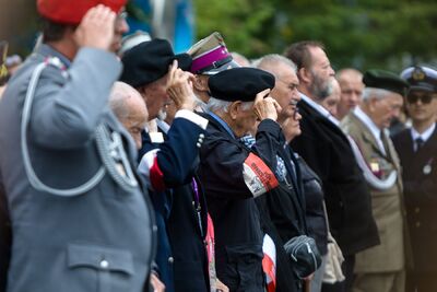 Uroczystości przed pomnikami gen. S. Roweckiego „Grota” oraz Polskiego Państwa Podziemnego i Armii Krajowej w Warszawie. Fot. Sławek Kasper (IPN)