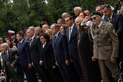 Uroczystości pod pomnikiem Gloria Victis na Cmentarzu Wojskowym na Powązkach. Fot. Mikołaj Bujak (IPN)