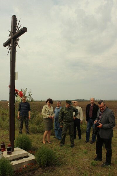 Symboliczny krzyż upamiętniający poległych żołnierzy