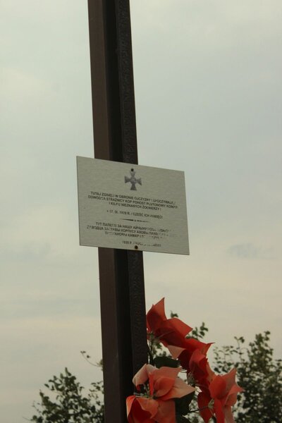 Tabliczka na krzyżu