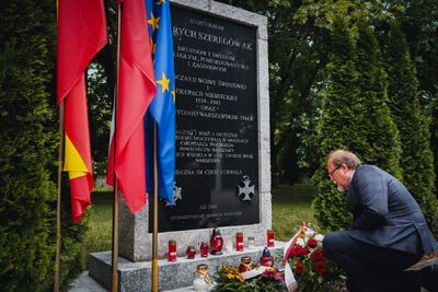 Składanie kwiatów przy grobie gen. A. Chruściela ,,Montera" i pod pomnikiem Matki. Fot. Mateusz Niegowski (IPN)