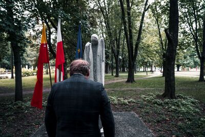 Składanie kwiatów przy grobie gen. A. Chruściela ,,Montera" i pod pomnikiem Matki. Fot. Mateusz Niegowski (IPN)