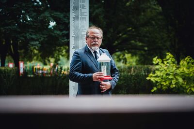 Składanie kwiatów przy grobie gen. A. Chruściela ,,Montera" i pod pomnikiem Matki. Fot. Mateusz Niegowski (IPN)