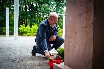 Składanie kwiatów przy grobie gen. A. Chruściela ,,Montera" i pod pomnikiem Matki. Fot. Mateusz Niegowski (IPN)