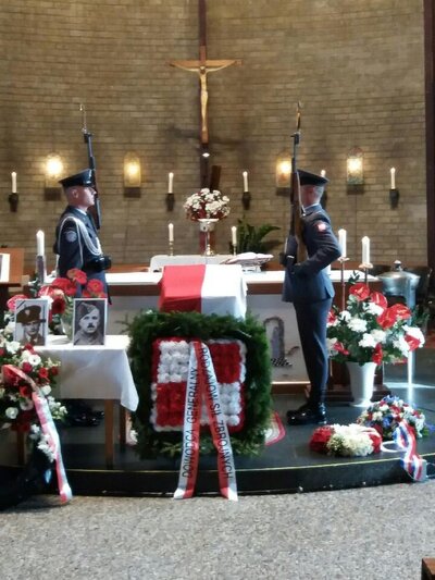 Warta honorowa żołnierzy 41. Bazy Lotnictwa Szkolnego Wojsk Powietrznych przy trumnach por. Socharskiego i plut. Sikorskiego.