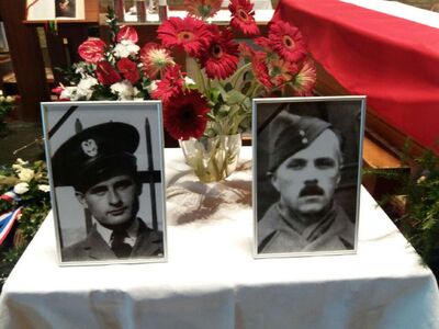 Fotografie poległych wystawione przed ołtarzem w kościele pw. św. Pawła w Amsterdamie.