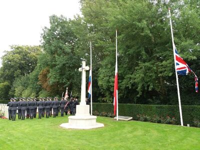 Wciągnięcie na maszt flag: holenderskiej, polskiej i brytyjskiej.