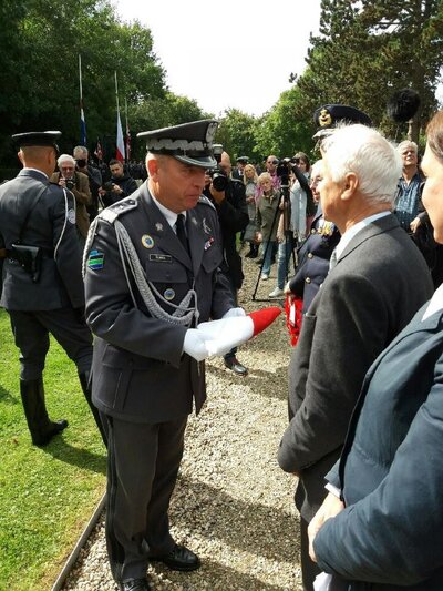 Zastępca Dowódcy Generalnego Rodzajów Sił Zbrojnych gen. pil. Jan Śliwka wręcza flagę państwową Panu Krzysztofowi Socharskiemu, synowi por. Socharskiego, flagę państwową z trumny jego ojca.