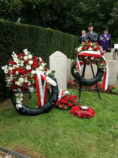 Wieńce od Instytutu Pamięci Narodowej i Ambasady RP w Hadze złożone na grobach polskich lotników.