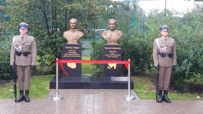 Wartę honorową przy pomnikach pełnili żołnierze Kompanii Reprezentacyjnej WP. Fot. Adam Siwek (IPN)