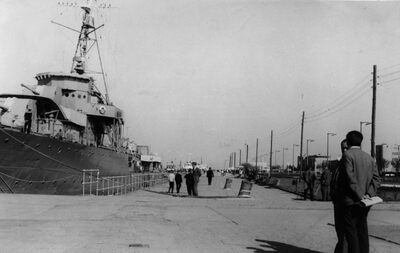 Niszczyciel "Burza" przy nabrzeżu