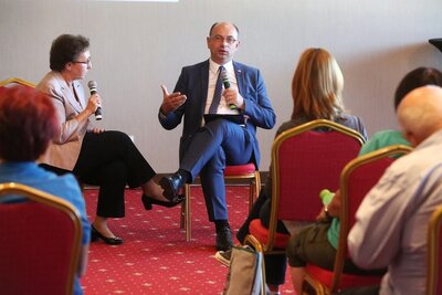 Bansko. Podczas wykładu „Relacje polsko-żydowskie w okresie wojennym i powojennym". Tłumaczy Swetła Karaneszewa z Instytutu Polskiego w Sofii.