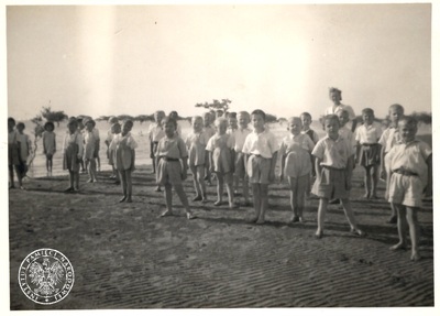 Osiedle dzieci polskich w Balachadi koło Jamnagaru, wychowankowie sierocińca w Balachadi. Zdjęcie pochodzące ze znajdującego się w zasobie Archiwum IPN w Warszawie zespołu: Koło Polaków z Indii 1942-1948 (fot. z zasobu IPN, sygn. IPN BU 4042/334).