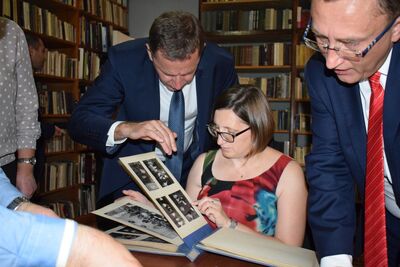 Tbilisi. Muzeum Sztuk Pięknych. Prezes Instytutu i dyrektor Archiwum IPN zapoznają się materiałami dotyczącymi kontaktów kulturalnych Polski Gruzji w okresie powojennym