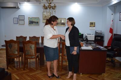 Batumi. Dyrektor oddziału Zarządu Archiwów Autonomicznej Republiki Adżarii w Batumi Maka Ivanishvili i dyrektor Archiwum IPN Marzena Kruk