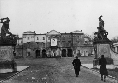 Pałac Branickich w Białymstoku udekorowany portretem Józefa Stalina