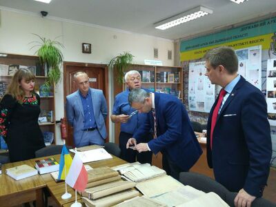 Zastępcy dyrektora Archiwum IPN Mariusz Kwaśniak i dr Mariusz Żuławnik oraz dyrektor Państwowego Archiwum Obwodu Chmielnickiego Wołodymyr Bajdycz i jego zastępcy – Kateryna Burbuwalis i Ołeksandr Wojtowycz, fot. Dorota Lewsza