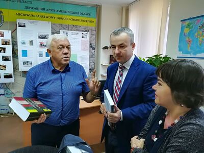 Dyrektor Państwowego Archiwum Obwodu Chmielnickiego Wołodymyr Bajdycz, zastępca dyrektora Archiwum IPN Mariusz Kwaśniak i dr Dorota Lewsza z Samodzielnej Sekcji Kontaktów Międzynarodowych Biura Prezesa IPN w Państwowym Archiwum Obwodu Chmielnickiego , fot. Mariusz Żuławnik