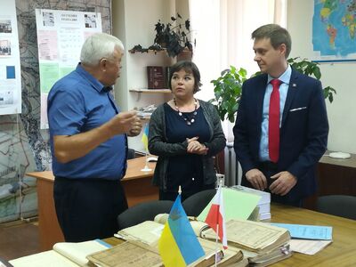 : Dyrektor Państwowego Archiwum Obwodu Chmielnickiego Wołodymyr Bajdycz, dr Dorota Lewsza z Samodzielnej Sekcji Kontaktów Międzynarodowych Biura Prezesa IPN w Państwowym Archiwum Obwodu Chmielnickiego i zastępca dyrektora Archiwum IPN dr Mariusz Żuławnik, fot. Mariusz Kwaśniak