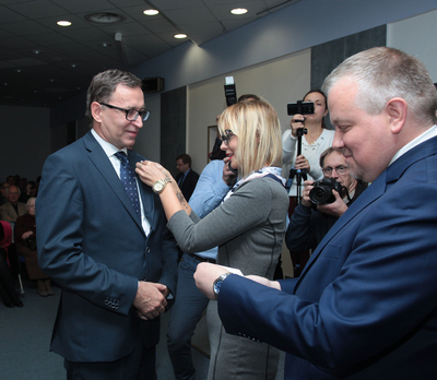 Prezes IPN dr Jarosław Szarek odbiera pamiątkowe odznaczenie. Fot. Piotr Życieński / IPN