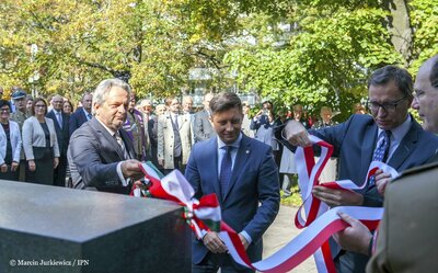 Uroczystość odsłonięcia pomnika pamięci Węgierskich Honwedów, którzy wsparli Powstańców Warszawskich – Warszawa, 19 września 2017. Fot. Marcin Jurkiewicz / IPN