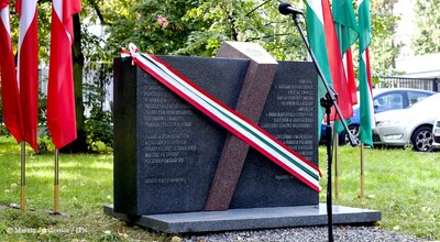 Uroczystość odsłonięcia pomnika pamięci Węgierskich Honwedów, którzy wsparli Powstańców Warszawskich – Warszawa, 19 września 2017. Fot. Marcin Jurkiewicz / IPN