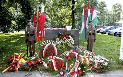 Uroczystość odsłonięcia pomnika pamięci Węgierskich Honwedów, którzy wsparli Powstańców Warszawskich – Warszawa, 19 września 2017. Fot. Marcin Jurkiewicz / IPN