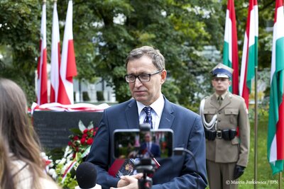 Uroczystość odsłonięcia pomnika pamięci Węgierskich Honwedów, którzy wsparli Powstańców Warszawskich – Warszawa, 19 września 2017. Fot. Marcin Jurkiewicz / IPN