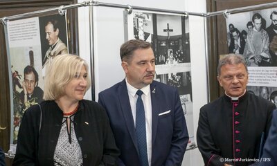 Otwarcie wystawy z okazji 70. rocznicy urodzin bł. ks. Jerzego Popiełuszki – Senat RP, 21 września 2017. Fot. Marcin Jurkiewicz / IPN