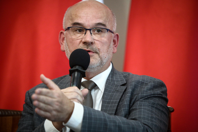 Konferencja naukowa „Niemiecki mord na Ulmach. Represje za pomoc ludności żydowskiej w kontekście realiów czasu Zagłady” w Warszawie. Na zdj. dr hab. Grzegorz Berendt – 7 września 2023. Fot. Sławek Kasper (IPN)