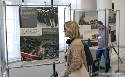 Otwarcie wystawy z okazji 70. rocznicy urodzin bł. ks. Jerzego Popiełuszki – Senat RP, 21 września 2017. Fot. Marcin Jurkiewicz / IPN