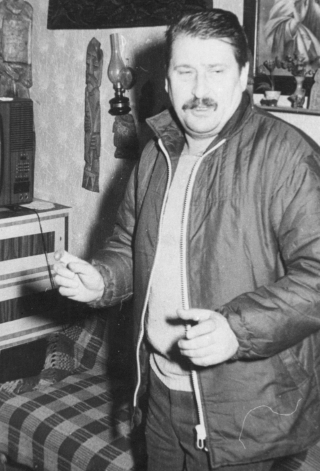 Zbigniew Szkarłat w swoim mieszkaniu (fot. z zasobu IPN)