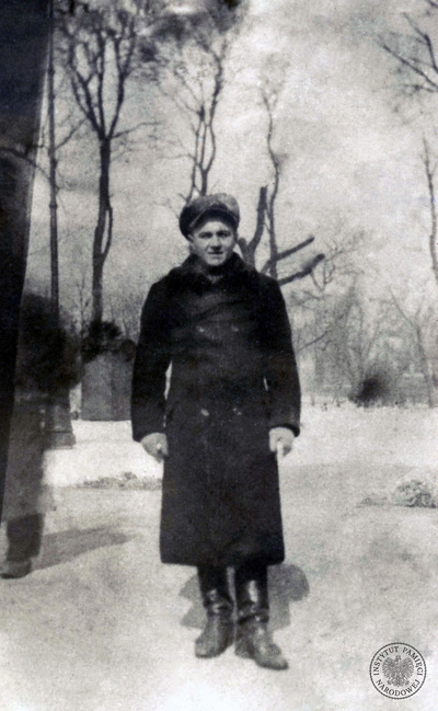 Jan Kmiołek ps. „Wir”, „Fala”, „Mazurek”, żołnierz Armii Krajowej, Zrzeszenia WiN i Narodowego Zjednoczenia Wojskowego, dowódca oddziału partyzanckiego, stracony w więzieniu mokotowskim, przy ul. Rakowieckiej w Warszawie 7 VIII 1952 r. (fot. z zasobu IPN)