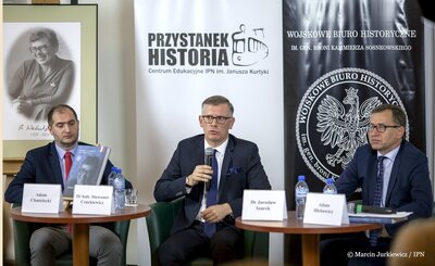 Autorzy albumu "Anna Walentynowicz 1929-2010" Adam Chmielecki (L) i Sławomir Cenckiewicz (C) oraz prezes IPN Jarosław Szarek (P) – Warszawa, 26 września 2017. Fot. Marcin Jurkiewicz / IPN
