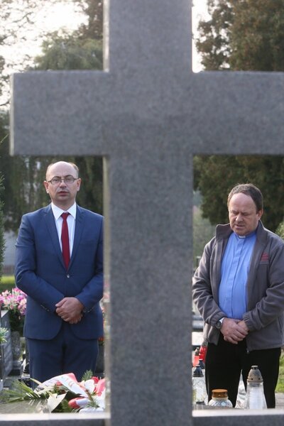 Górki Wielkie, przed grobem Zofii Kossak-Szczuckiej (II voto Szatkowskiej) i jej męża Zygmunta Szatkowskiego: zastępca prezesa IPN dr Mateusz Szpytma, ks. kanonik Krzysztof Pacyga