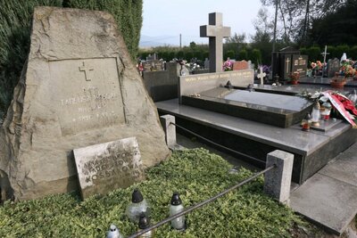 Górki Wielkie, nagrobek Zofii Kossak-Szczuckiej (II voto Szatkowskiej) i jej męża Zygmunta Szatkowskiego