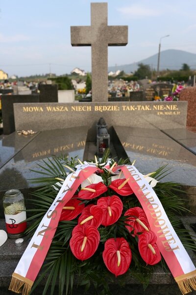 Górki Wielkie, nagrobek Zofii Kossak-Szczuckiej (II voto Szatkowskiej) i jej męża Zygmunta Szatkowskiego