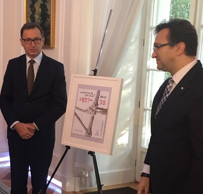 Prezes IPN Jarosław Szarek i wiceprezes Poczty Polskiej S. A. Wiesław Włodek prezentują znaczek pocztowy upamiętniający ofiary operacji antypolskiej NKWD – Warszawa, Belweder, 29 września 2017. Fot. Jarosław Tęsiorowski/IPN