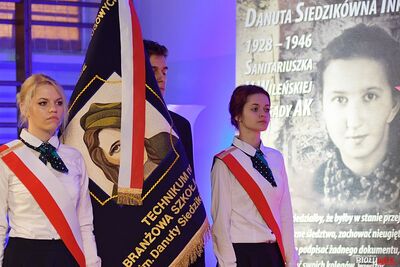 Poczet sztandarowy przed uroczystością ślubowania. Fot. BUW IPN