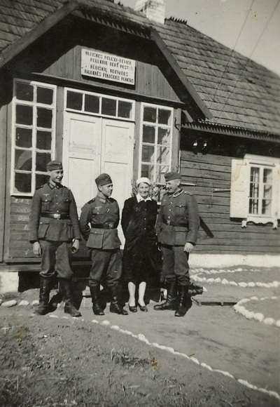 Budynek posterunku policji w Połukniu (Źródło: Archiwum Grażyny Gołubowskiej)
