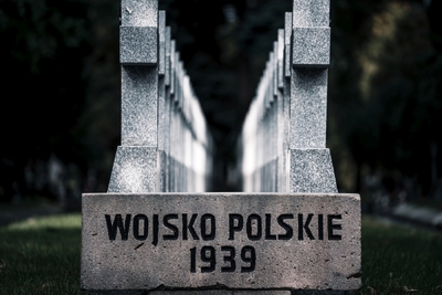 Poświęcenie wyremontowanych grobów żołnierzy Wojska Polskiego z września 1939 r. – fot. Mateusz Niegowski / BUWiM IPN