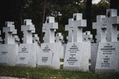 Poświęcenie wyremontowanych grobów żołnierzy Wojska Polskiego z września 1939 r. – fot. Mateusz Niegowski / BUWiM IPN