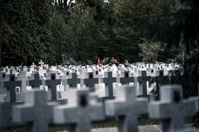 Poświęcenie wyremontowanych grobów żołnierzy Wojska Polskiego z września 1939 r. – fot. Mateusz Niegowski / BUWiM IPN