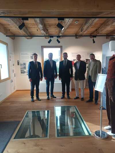 Spotkanie z burmistrzem Haren w budynku Centrum Dokumentacyjne w Haren. Na zdj. od lewej dr Żuławnik, dr Surdej, Markus Honnigfort – burmistrz Haren, Janusz Piwowar oraz prof. Rüdiger Ritter. Fot. Dorota Lewsza (IPN)