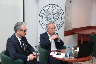 Spotkanie z cyklu „Łączka i inne miejsca poszukiwań”. Prof. Krzysztof Szwagrzyk i red. Marcin Wikło. Fot. Piotr Życieński