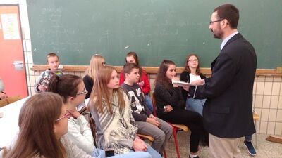 Zajęcia edukacyjne prowadzone przez pracowników IPN w Szkolnym Punkcie Konsultacyjnym im. Jana Pawła II przy Ambasadzie RP w Brukseli. Fot. A. Miszczyk