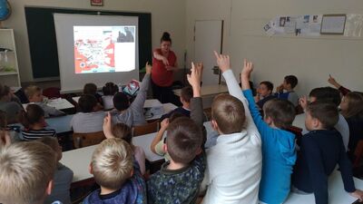 Zajęcia edukacyjne prowadzone przez pracowników IPN w Szkolnym Punkcie Konsultacyjnym im. Jana Pawła II przy Ambasadzie RP w Brukseli. Fot. A. Miszczyk