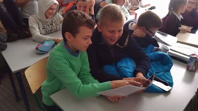 Zajęcia edukacyjne prowadzone przez pracowników IPN w Szkolnym Punkcie Konsultacyjnym im. Jana Pawła II przy Ambasadzie RP w Brukseli. Fot. A. Miszczyk