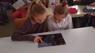 Zajęcia edukacyjne prowadzone przez pracowników IPN w Szkolnym Punkcie Konsultacyjnym im. Jana Pawła II przy Ambasadzie RP w Brukseli. Fot. A. Miszczyk