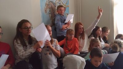 Zajęcia edukacyjne prowadzone przez pracowników IPN w Szkolnym Punkcie Konsultacyjnym im. Jana Pawła II przy Ambasadzie RP w Brukseli. Fot. A. Miszczyk